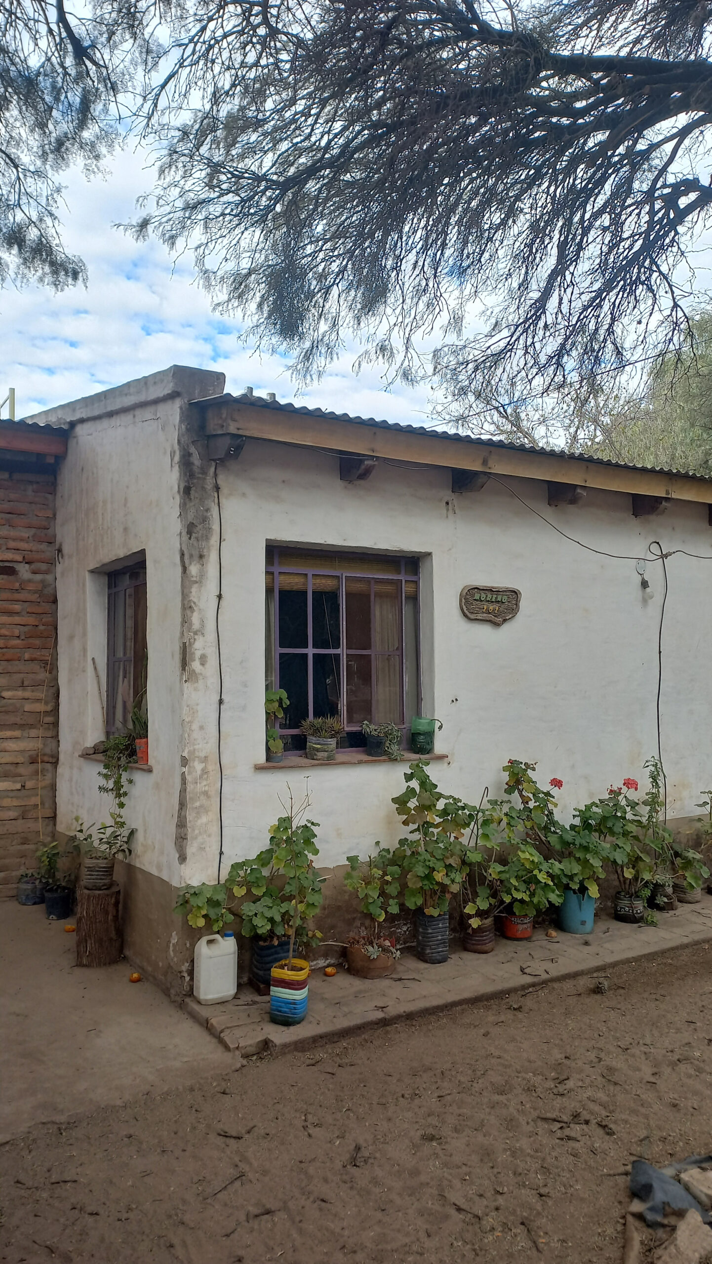 CASA DE DOS DORMITORIOS – LOTE EN ESQUINA – CENTRO