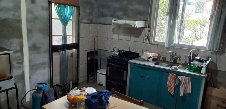 CASA DE DOS DORMITORIOS – LOTE EN ESQUINA – CENTRO