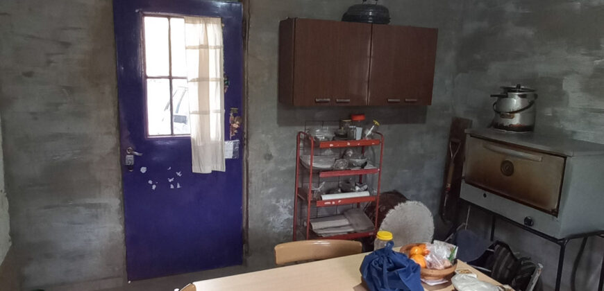 CASA DE DOS DORMITORIOS – LOTE EN ESQUINA – CENTRO