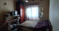 CASA DE DOS DORMITORIOS – LOTE EN ESQUINA – CENTRO