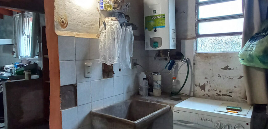 CASA DE DOS DORMITORIOS – LOTE EN ESQUINA – CENTRO