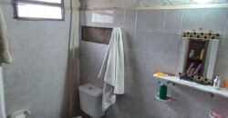 CASA DE DOS DORMITORIOS – LOTE EN ESQUINA – CENTRO