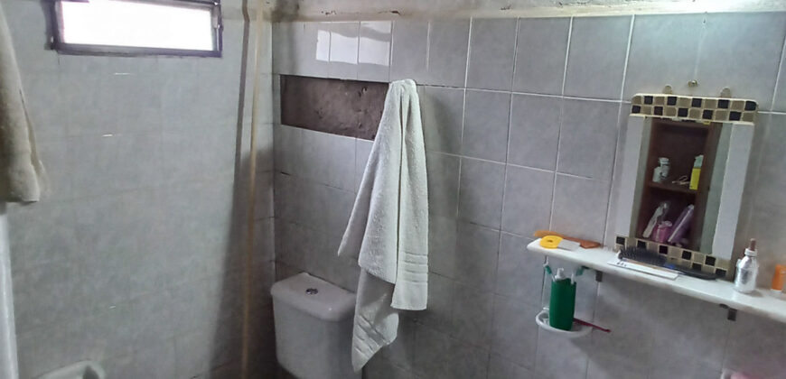 CASA DE DOS DORMITORIOS – LOTE EN ESQUINA – CENTRO