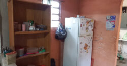 CASA DE DOS DORMITORIOS – LOTE EN ESQUINA – CENTRO