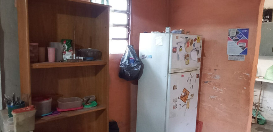 CASA DE DOS DORMITORIOS – LOTE EN ESQUINA – CENTRO