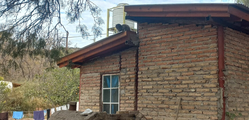 CASA DE DOS DORMITORIOS – LOTE EN ESQUINA – CENTRO