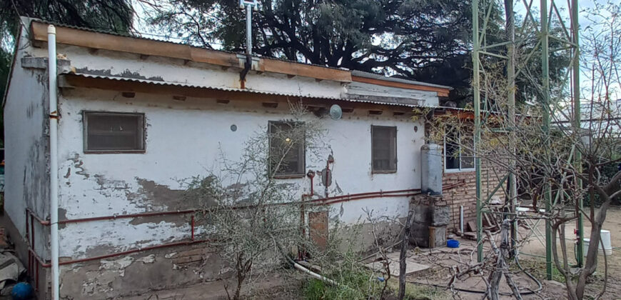 CASA DE DOS DORMITORIOS – LOTE EN ESQUINA – CENTRO