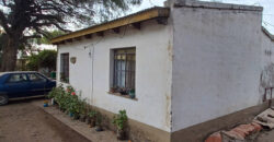 CASA DE DOS DORMITORIOS – LOTE EN ESQUINA – CENTRO