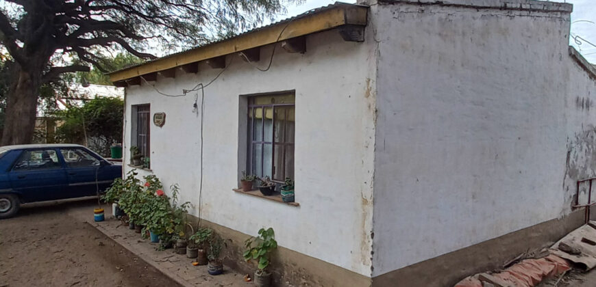 CASA DE DOS DORMITORIOS – LOTE EN ESQUINA – CENTRO