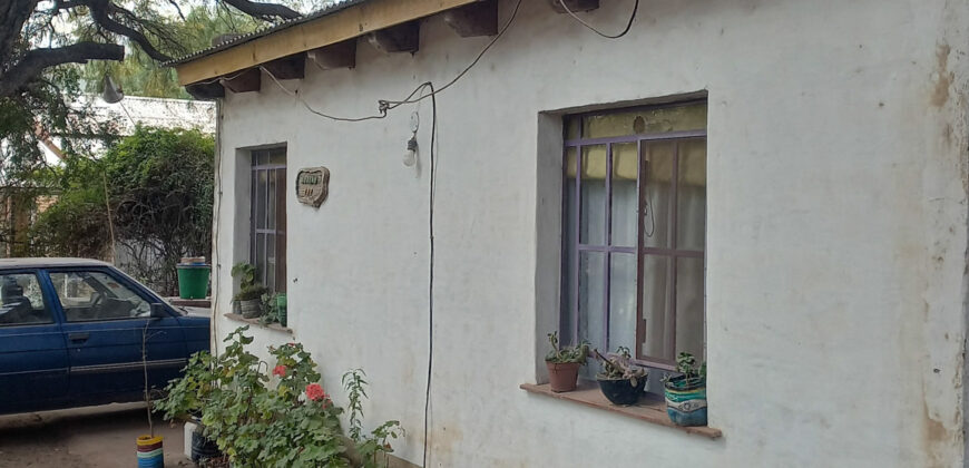 CASA DE DOS DORMITORIOS – LOTE EN ESQUINA – CENTRO