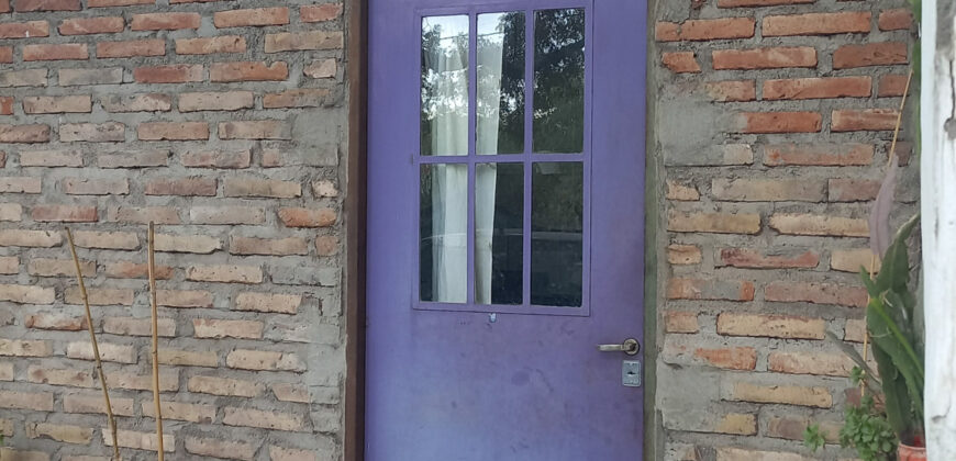 CASA DE DOS DORMITORIOS – LOTE EN ESQUINA – CENTRO
