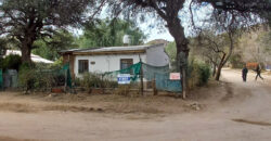 CASA DE DOS DORMITORIOS – LOTE EN ESQUINA – CENTRO