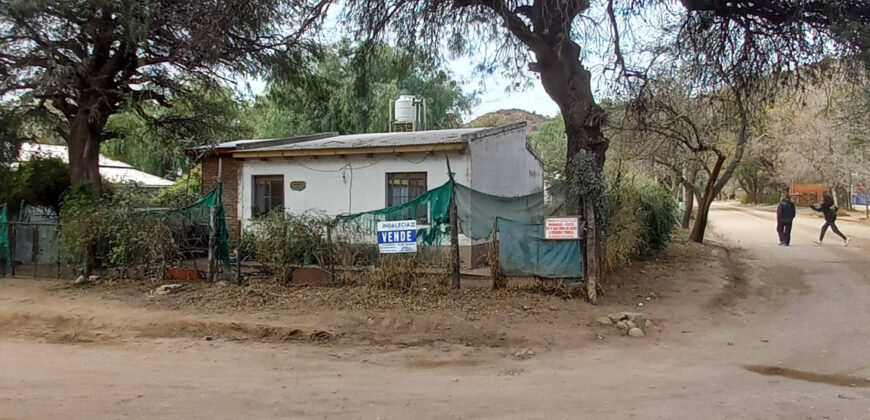 CASA DE DOS DORMITORIOS – LOTE EN ESQUINA – CENTRO
