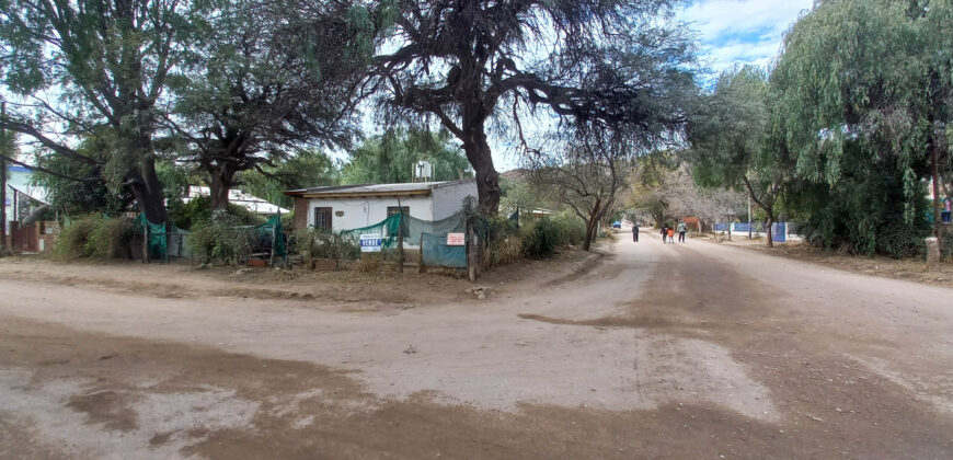CASA DE DOS DORMITORIOS – LOTE EN ESQUINA – CENTRO