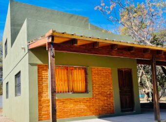 CASA A ESTRENAR CON TERRENO AMPLIO Y ACEQUIA- EXCELENTE UBICACION