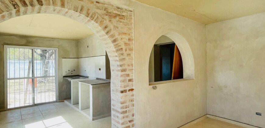 CASA A ESTRENAR CON TERRENO AMPLIO Y ACEQUIA- EXCELENTE UBICACION