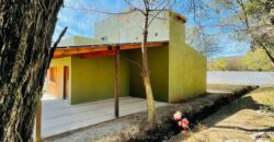 CASA A ESTRENAR CON TERRENO AMPLIO Y ACEQUIA- EXCELENTE UBICACION