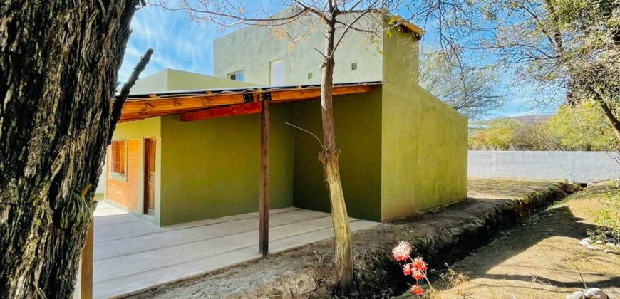 CASA A ESTRENAR CON TERRENO AMPLIO Y ACEQUIA- EXCELENTE UBICACION