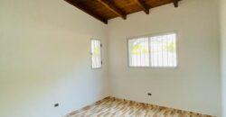 CASA A ESTRENAR CON TERRENO AMPLIO Y ACEQUIA- EXCELENTE UBICACION