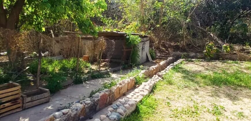 EXCELENTE PROPIEDAD CON AMPLIO TERRENO Y ACEQUIA