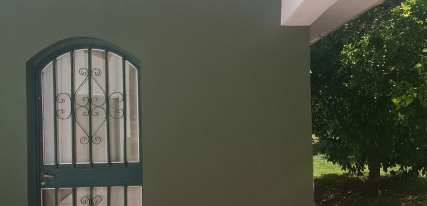 EXCELENTE PROPIEDAD CON AMPLIO TERRENO Y ACEQUIA