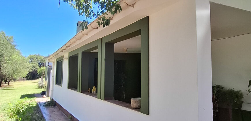 EXCELENTE PROPIEDAD CON AMPLIO TERRENO Y ACEQUIA