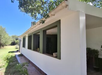 EXCELENTE PROPIEDAD CON AMPLIO TERRENO Y ACEQUIA