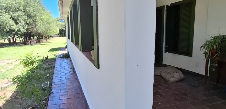 EXCELENTE PROPIEDAD CON AMPLIO TERRENO Y ACEQUIA