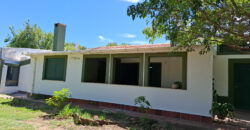 EXCELENTE PROPIEDAD CON AMPLIO TERRENO Y ACEQUIA