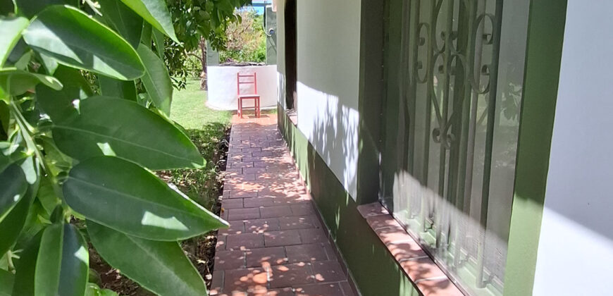 EXCELENTE PROPIEDAD CON AMPLIO TERRENO Y ACEQUIA