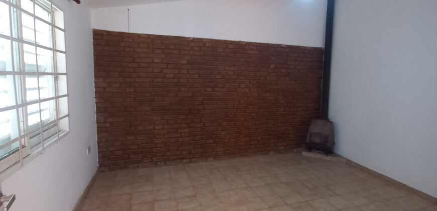 CASA A DOS CUADRAS DEL RIO- UN DORMITORIO