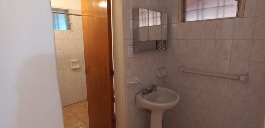 CASA A DOS CUADRAS DEL RIO- UN DORMITORIO