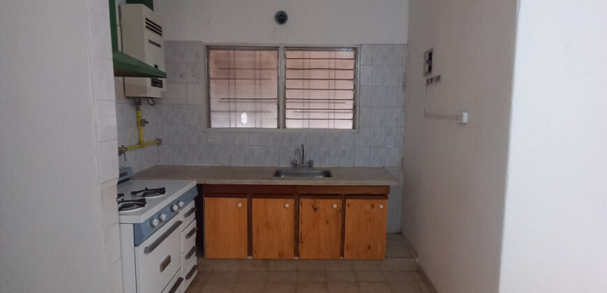 CASA A DOS CUADRAS DEL RIO- UN DORMITORIO