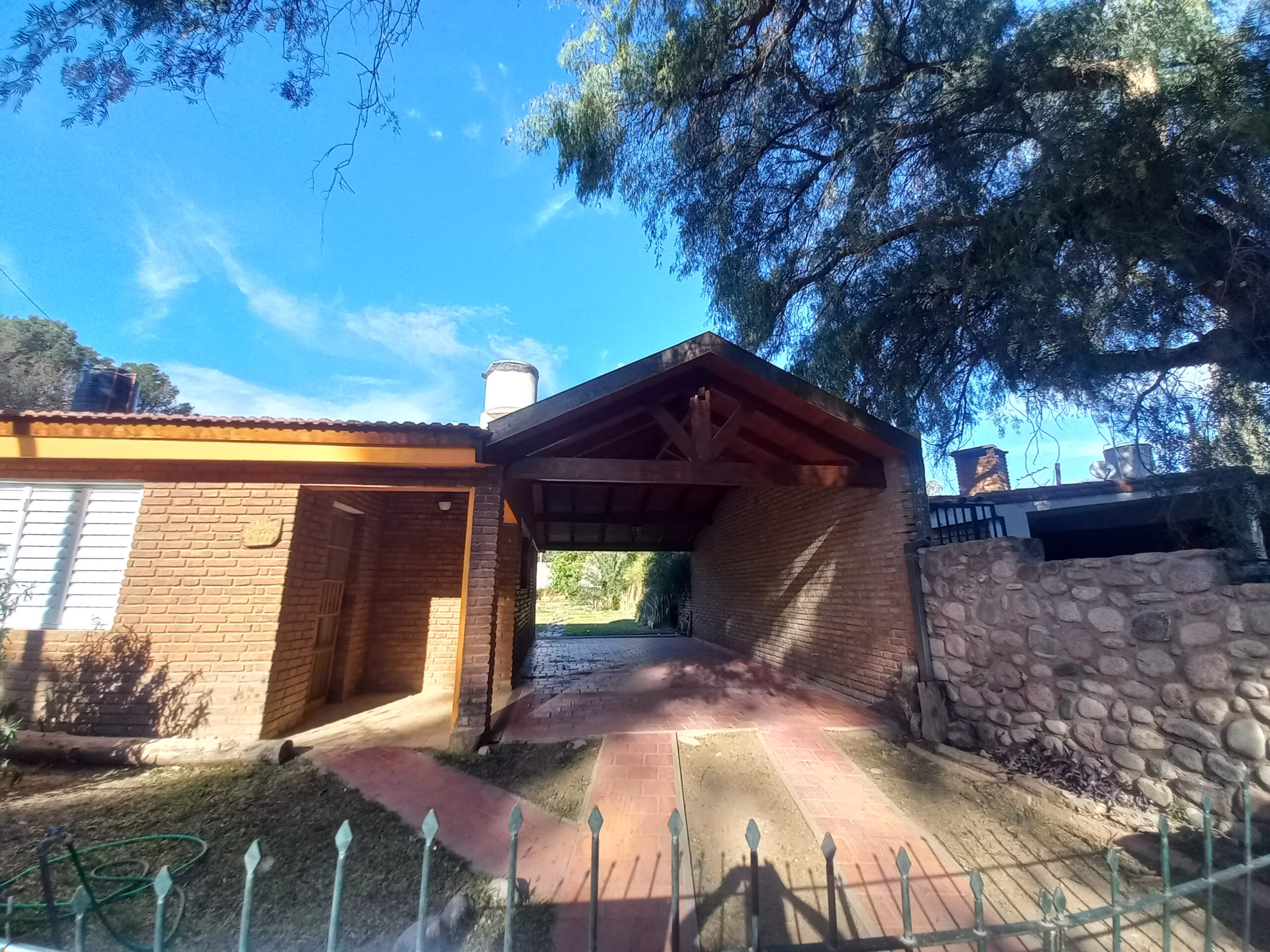 CASA A DOS CUADRAS DEL RIO- UN DORMITORIO