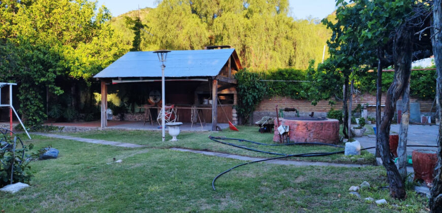 CHALET EN PLENO CENTRO- PARQUE CON PILETA Y QUINCHO