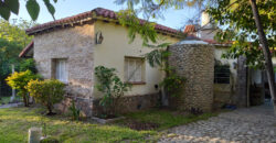 CHALET EN PLENO CENTRO- PARQUE CON PILETA Y QUINCHO