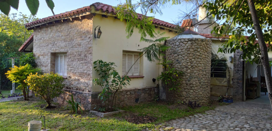 CHALET EN PLENO CENTRO- PARQUE CON PILETA Y QUINCHO