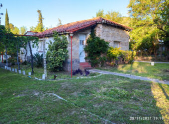 CHALET EN PLENO CENTRO- PARQUE CON PILETA Y QUINCHO