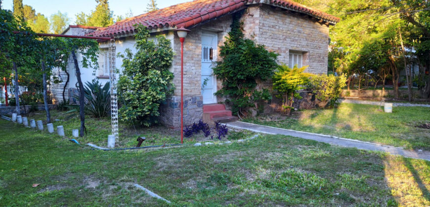 CHALET EN PLENO CENTRO- PARQUE CON PILETA Y QUINCHO