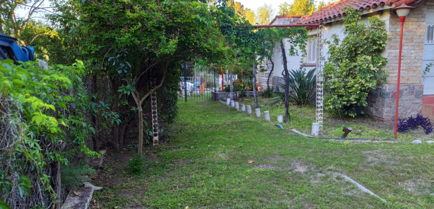 CHALET EN PLENO CENTRO- PARQUE CON PILETA Y QUINCHO