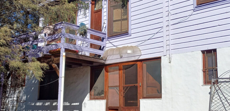 HERMOSO CHALET DE MADERA SOBRE AV CACIQUE TULIAN