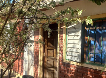 EN PLENO CENTRO DE SAN MARCOS AMPLIA CASA Y MONOAMBIENTE