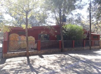 CASA DE TRES DORMITORIOS + UN DEPARTAMENTO DE UN DORMITORIO