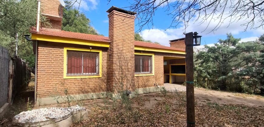 SE VENDE CASA DE DOS DORMITORIOS A TRES CUADRAS DE LA PLAZA
