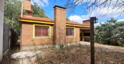 SE VENDE CASA DE DOS DORMITORIOS A TRES CUADRAS DE LA PLAZA