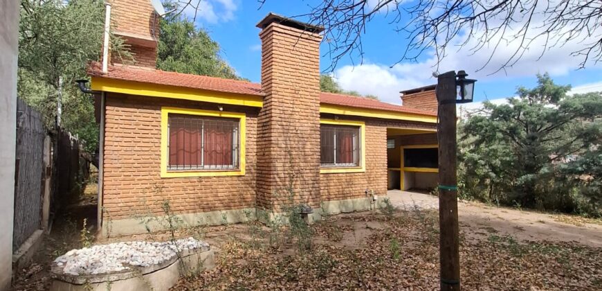 SE VENDE CASA DE DOS DORMITORIOS A TRES CUADRAS DE LA PLAZA