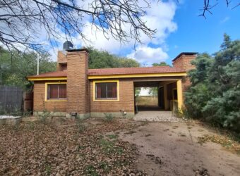 SE VENDE CASA DE DOS DORMITORIOS A TRES CUADRAS DE LA PLAZA