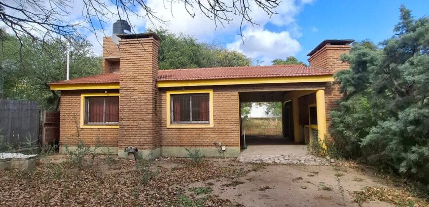 SE VENDE CASA DE DOS DORMITORIOS A TRES CUADRAS DE LA PLAZA
