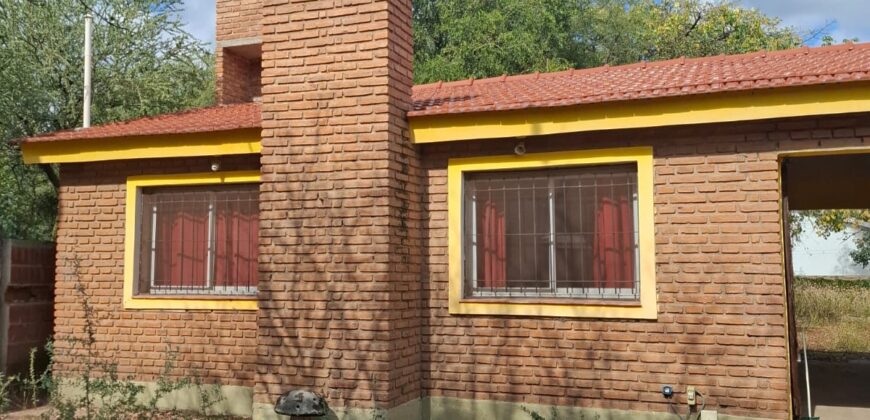 SE VENDE CASA DE DOS DORMITORIOS A TRES CUADRAS DE LA PLAZA