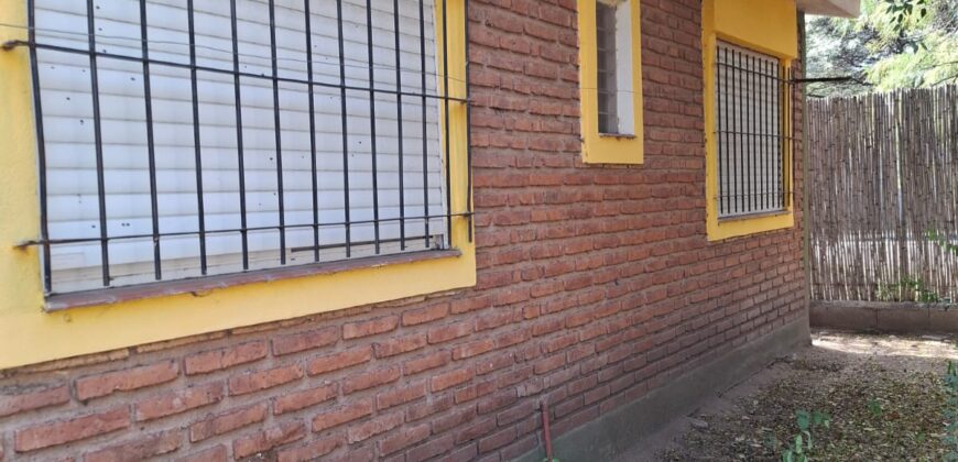 SE VENDE CASA DE DOS DORMITORIOS A TRES CUADRAS DE LA PLAZA